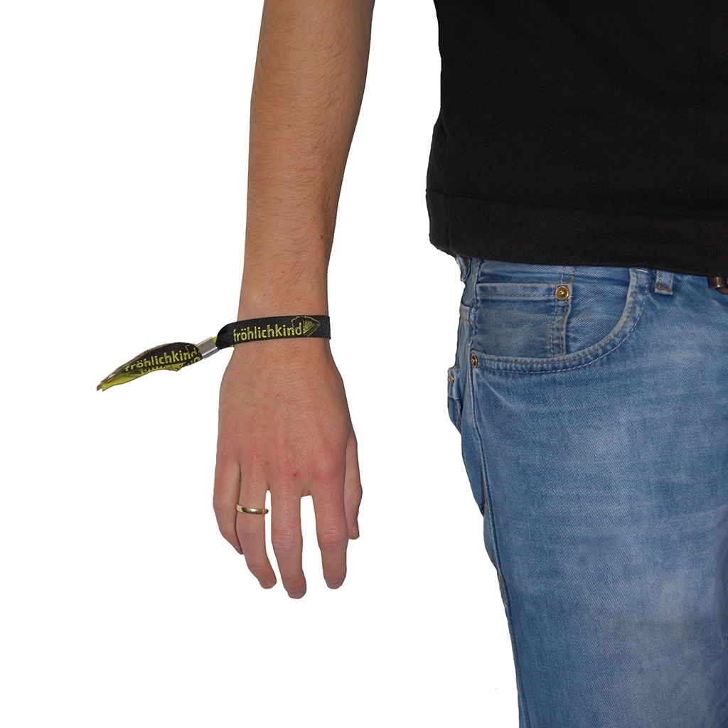 Fröhlichkind Stoffarmband am Handgelenk als Beispiel und wie man es befestigt
