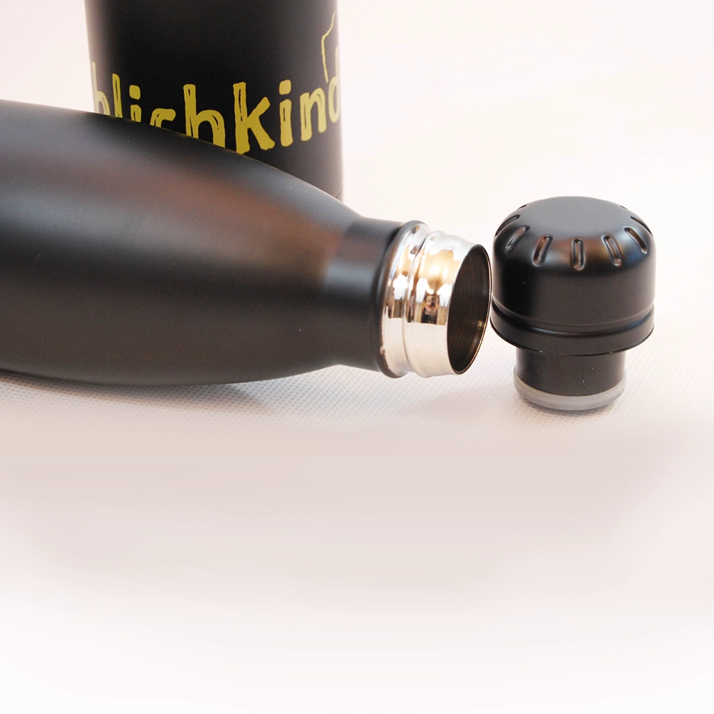 Trinkflasche aus Edelstahl liegt auf der Seite und der Deckel ist ab